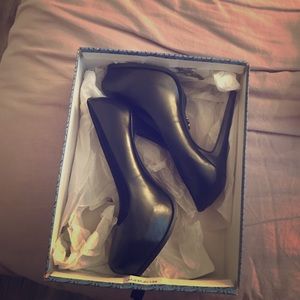 Woman black high heel shoes size 7